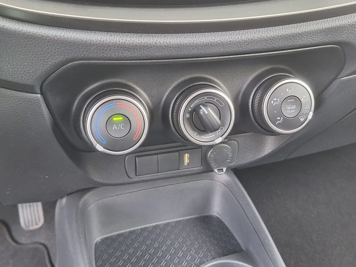 1.0 VVT-i MT Play /Camera/Navi/Apple/Android/1e Eig/Garantie
