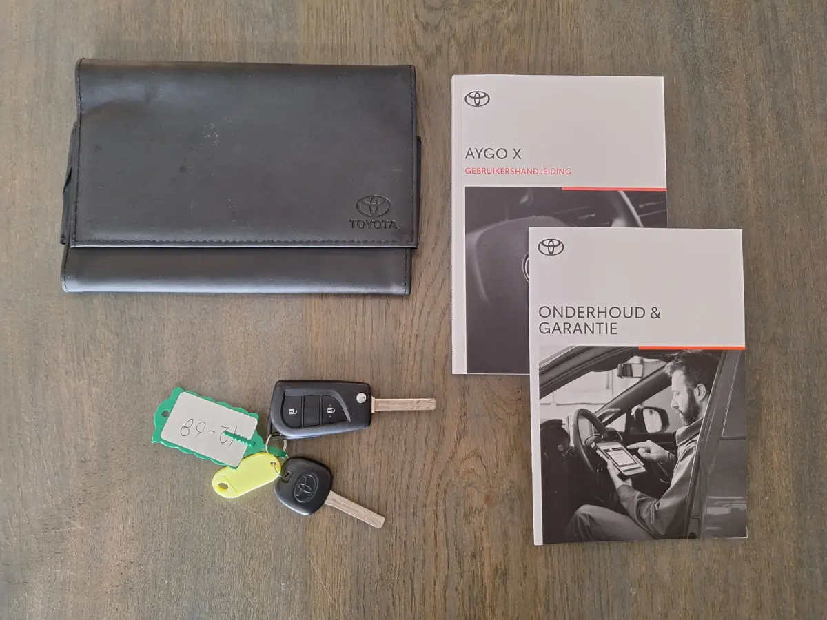 1.0 VVT-i MT Play /Camera/Navi/Apple/Android/1e Eig/Garantie