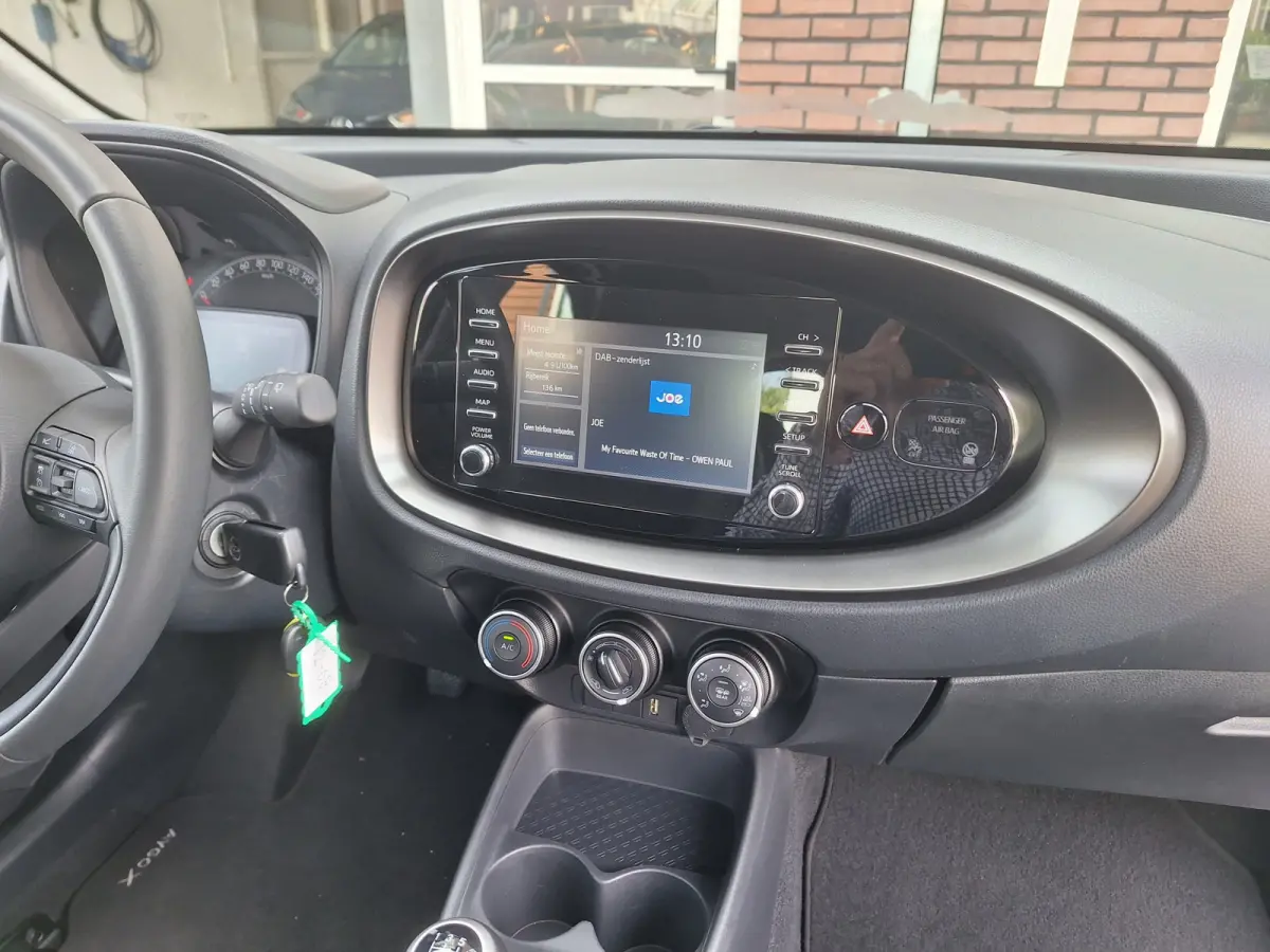 1.0 VVT-i MT Play /Camera/Navi/Apple/Android/1e Eig/Garantie