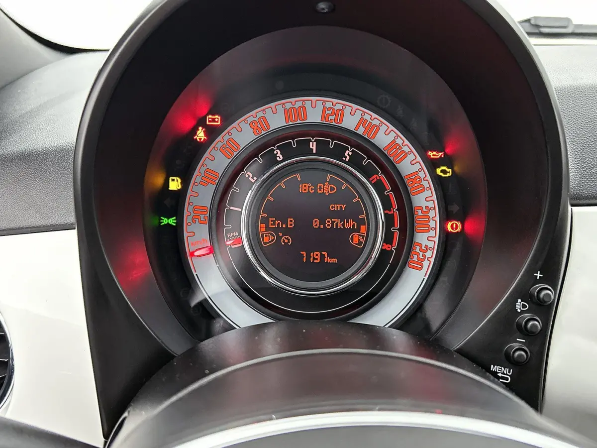 1.0 Hybrid Dolcevita Finale 70pk | LAGE KM | Glazendak | Apple Carplay/Android Auto | Airco | Cruise Control | 15"LMV | Parkeersensoren |