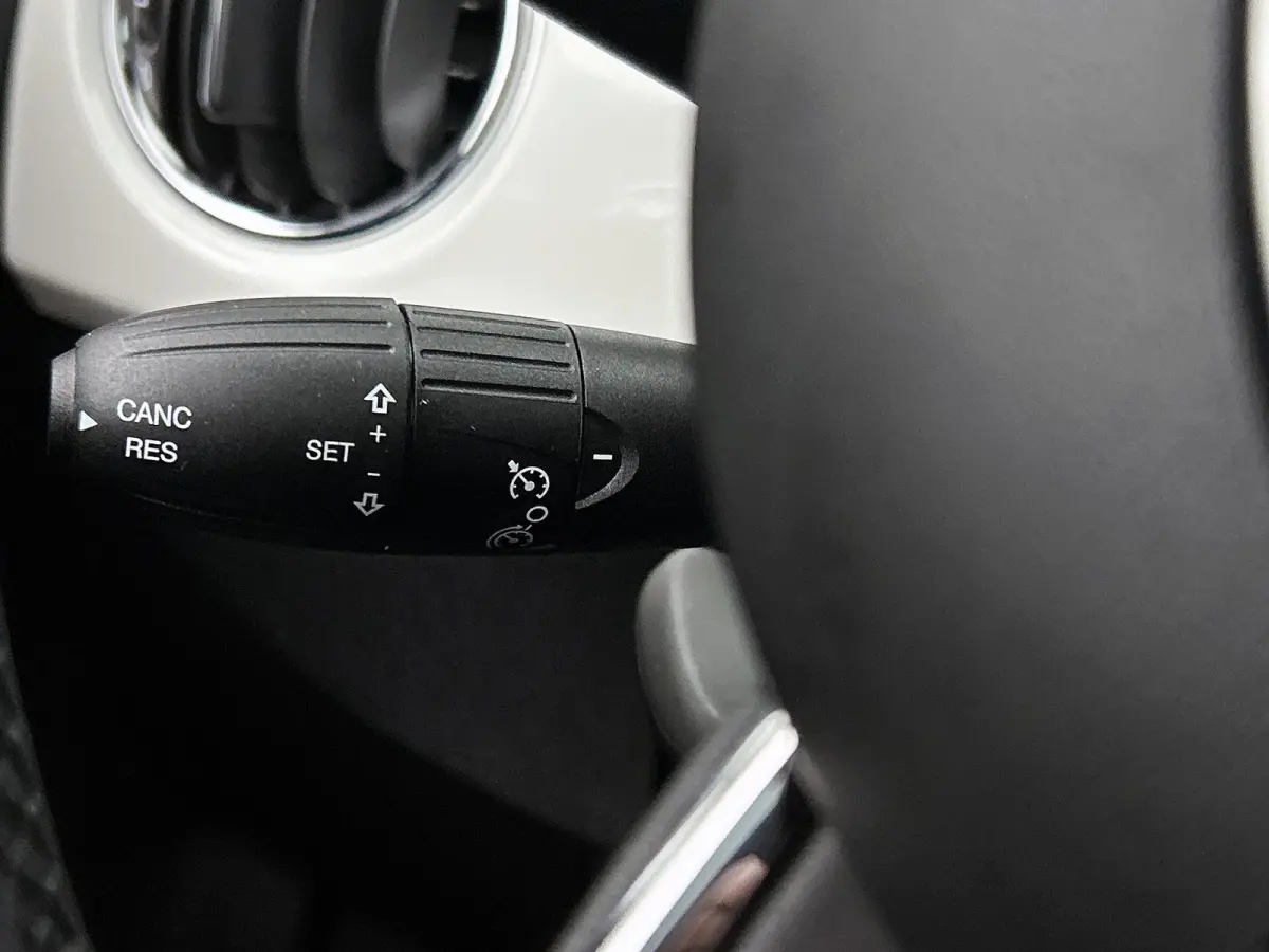1.0 Hybrid Dolcevita Finale 70pk | LAGE KM | Glazendak | Apple Carplay/Android Auto | Airco | Cruise Control | 15"LMV | Parkeersensoren |