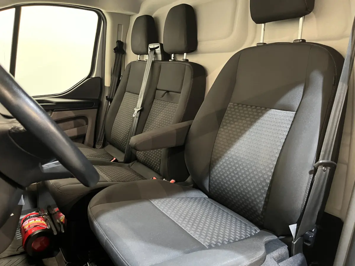 300 2.0 TDCI L1H1 Trend 130 PK Servicebus / Sortimo Inrichting / Euro 6 / Airco / CarPlay / Camera / Cruise Control / 3-Zits