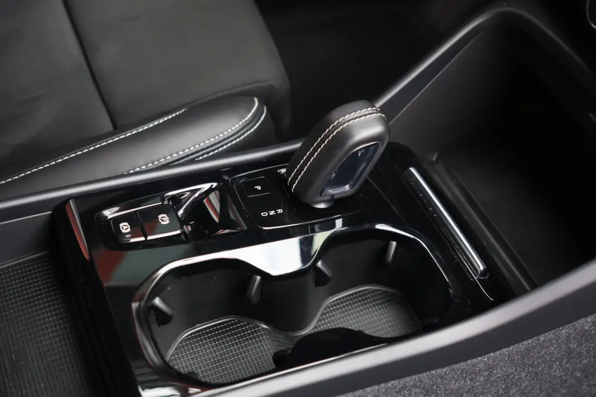 T4 Black Edition| Stoelverwarming | Trekhaak | Parkeercamera | Panoramadak | H/K | Glossy Black | Keyless