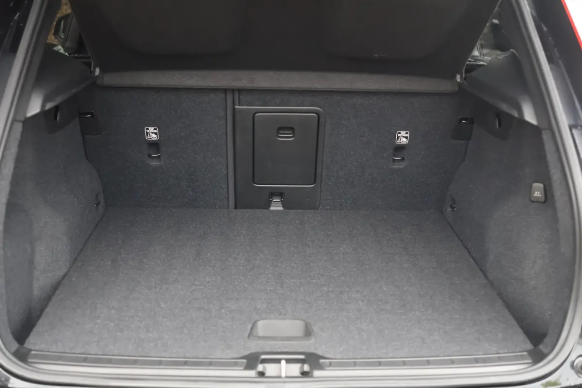 T4 Black Edition| Stoelverwarming | Trekhaak | Parkeercamera | Panoramadak | H/K | Glossy Black | Keyless