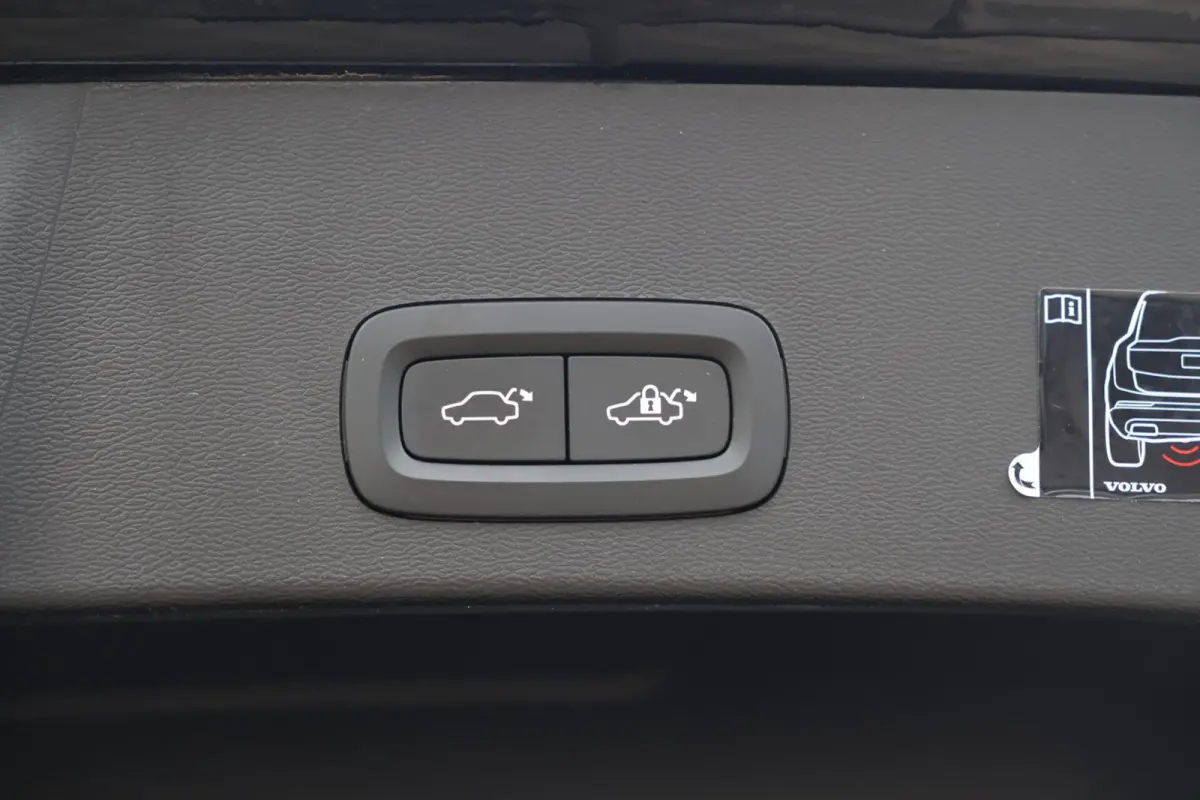 T4 Black Edition| Stoelverwarming | Trekhaak | Parkeercamera | Panoramadak | H/K | Glossy Black | Keyless