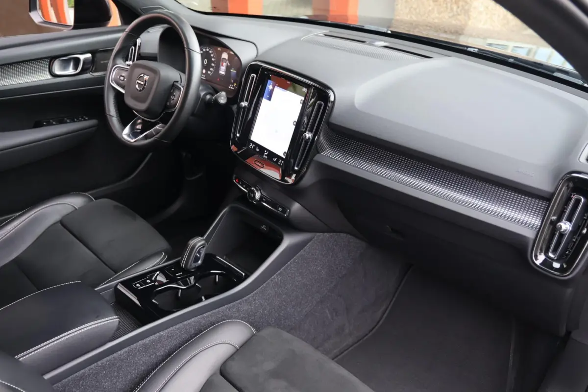 T4 Black Edition| Stoelverwarming | Trekhaak | Parkeercamera | Panoramadak | H/K | Glossy Black | Keyless