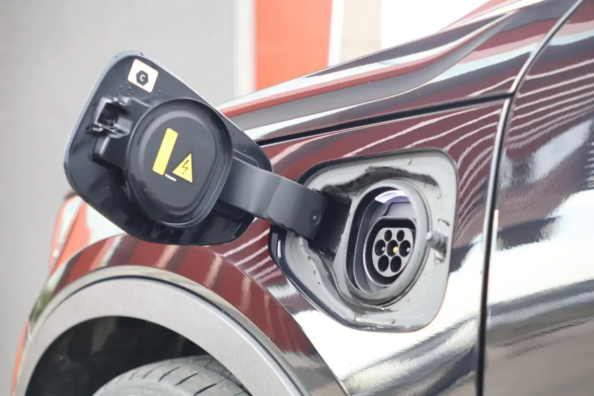 T4 Black Edition| Stoelverwarming | Trekhaak | Parkeercamera | Panoramadak | H/K | Glossy Black | Keyless