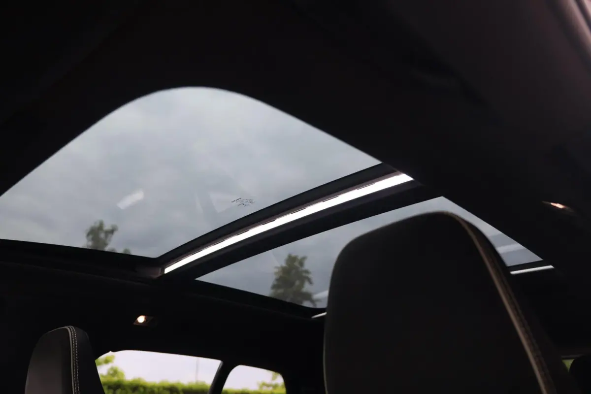 T4 Black Edition| Stoelverwarming | Trekhaak | Parkeercamera | Panoramadak | H/K | Glossy Black | Keyless