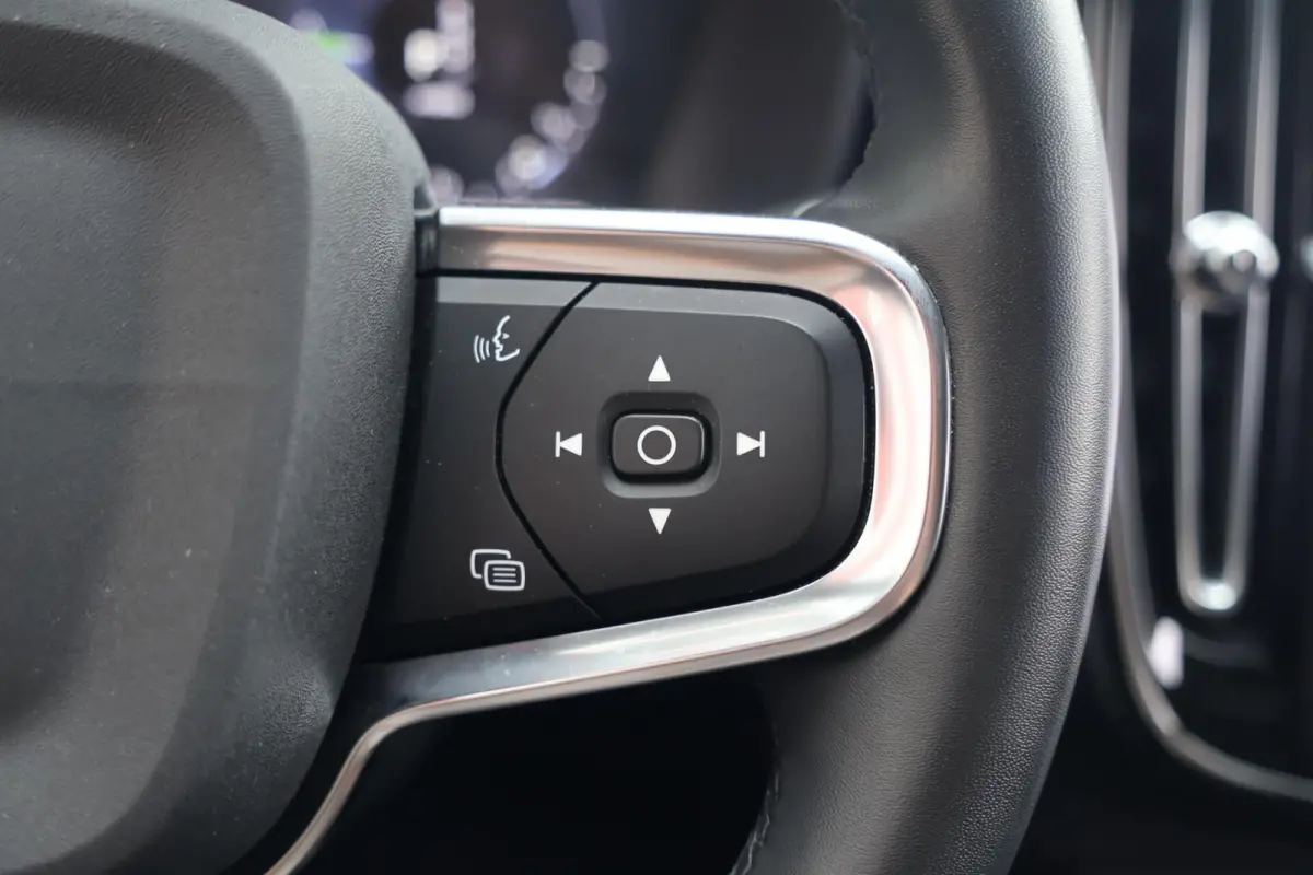 T4 Black Edition| Stoelverwarming | Trekhaak | Parkeercamera | Panoramadak | H/K | Glossy Black | Keyless