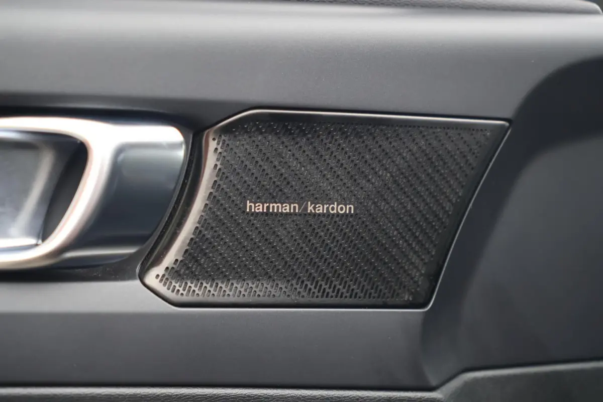 T4 Black Edition| Stoelverwarming | Trekhaak | Parkeercamera | Panoramadak | H/K | Glossy Black | Keyless