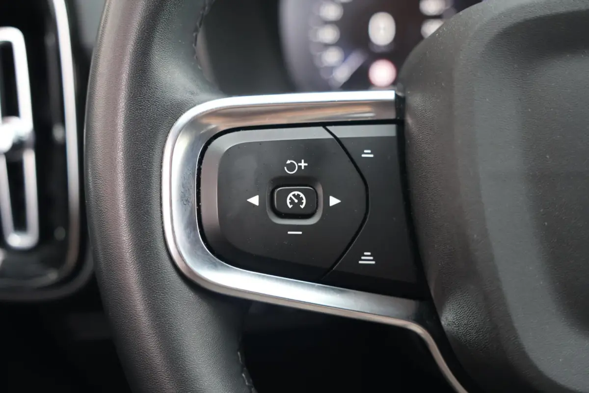 T4 Black Edition| Stoelverwarming | Trekhaak | Parkeercamera | Panoramadak | H/K | Glossy Black | Keyless