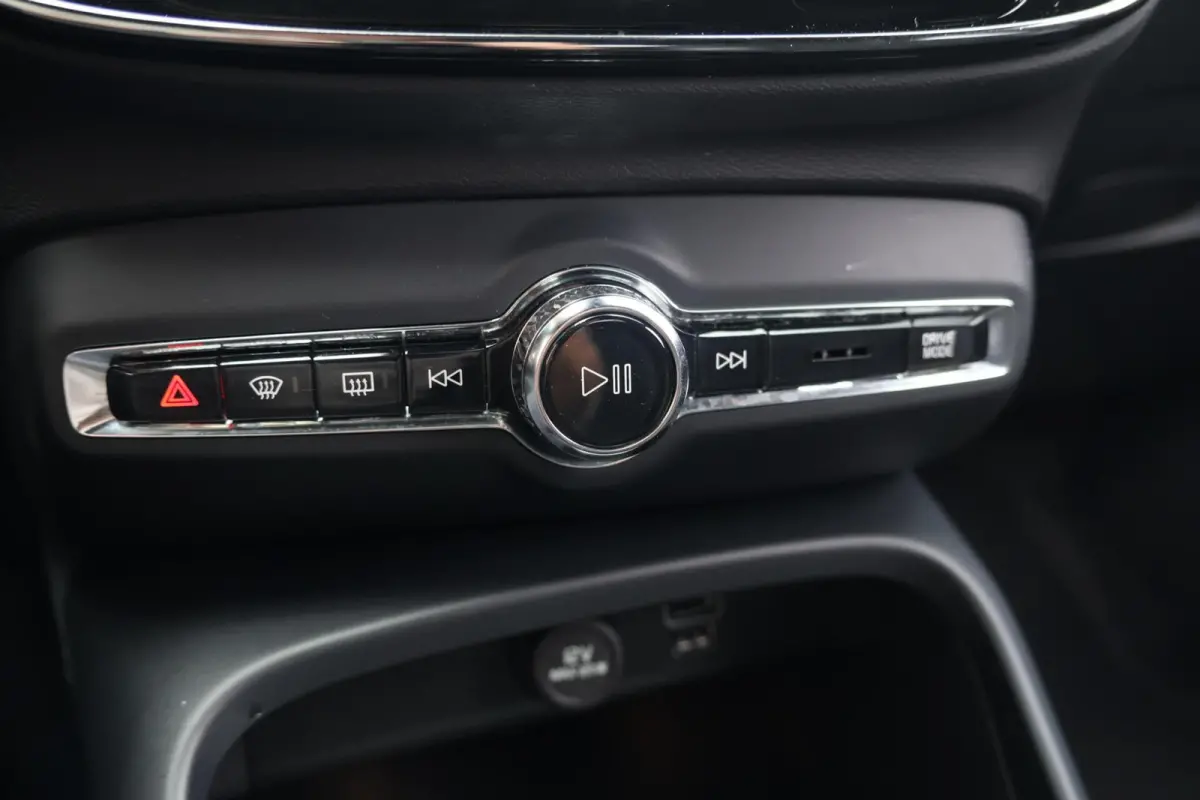 T4 Black Edition| Stoelverwarming | Trekhaak | Parkeercamera | Panoramadak | H/K | Glossy Black | Keyless