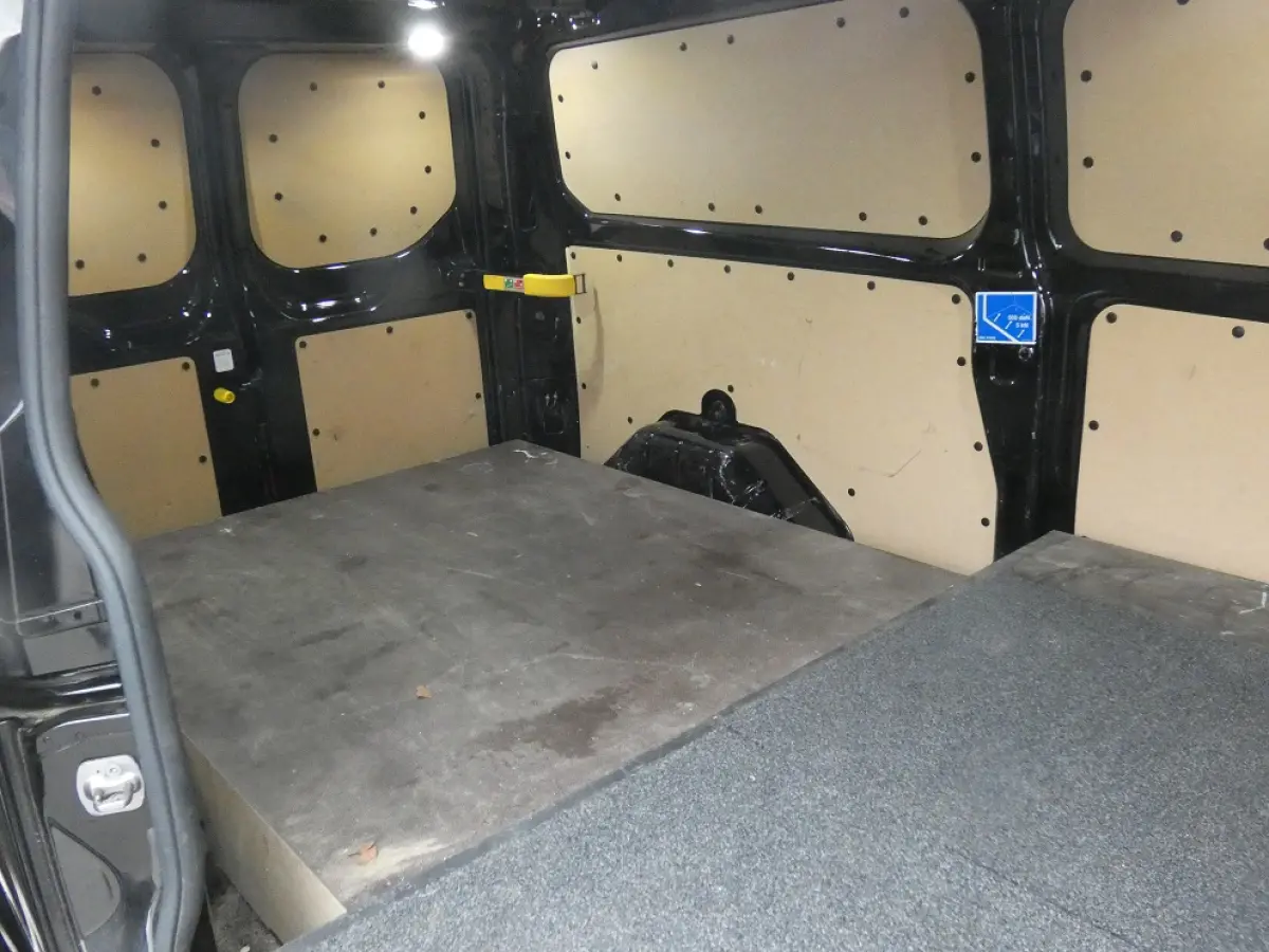 320 2.0 TDCI L2H1 Sport* navi/cam*xenon*