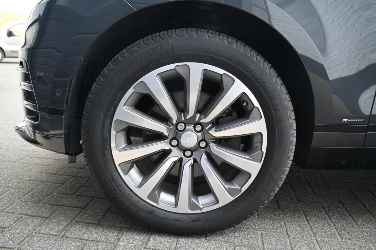 3.0 V6 AWD R-Dynamic HSE