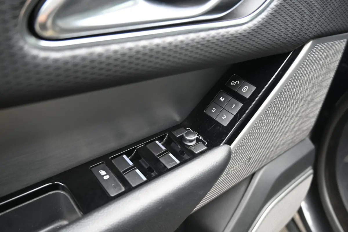3.0 V6 AWD R-Dynamic HSE