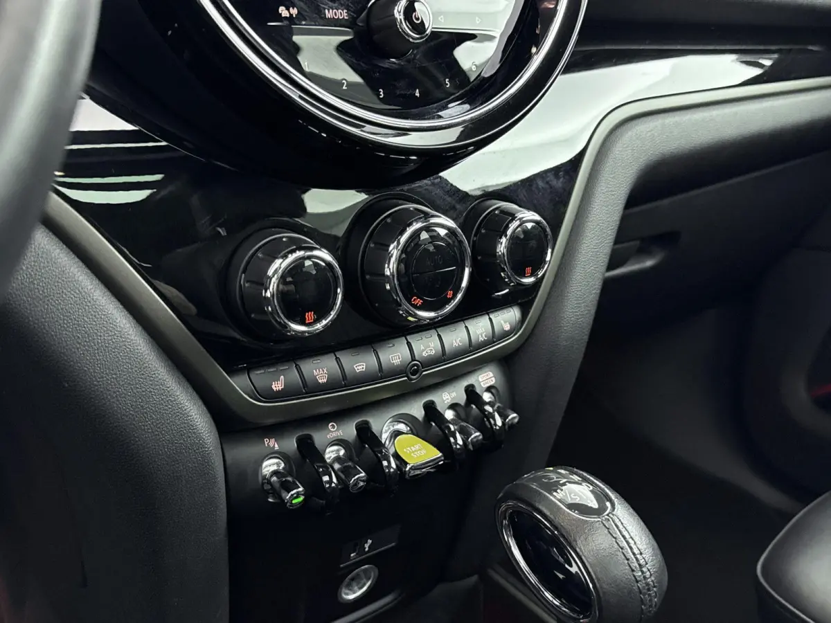 1.5 Cooper ALL4 Chili | PANORAMADAK | LEDER | CAMERA | NAVIGATIE | STOELVERWARMING | DIGITAAL DASHBOARD | LED |