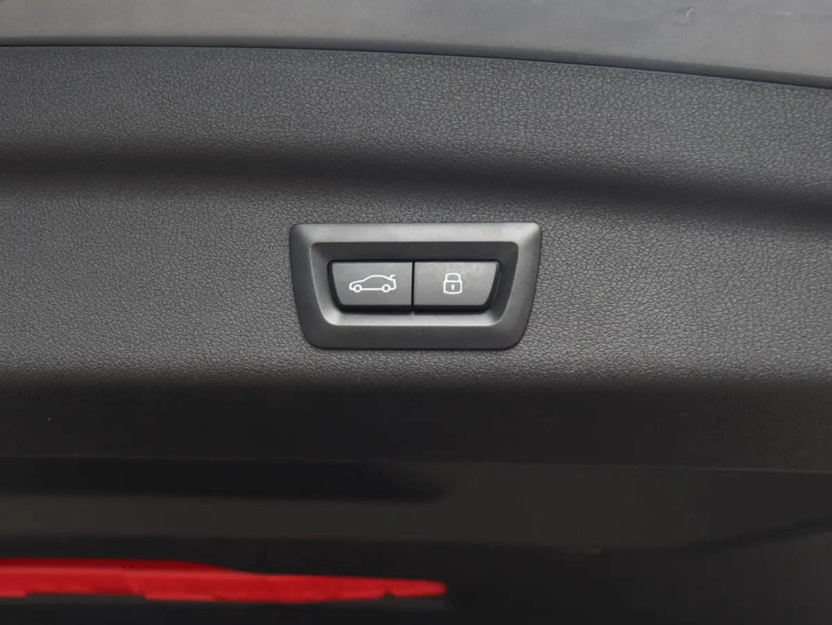 220i | M Sportpakket | Panodak | Trekhaak | Head-Up | Harman Kardon | Comfort Access | Parking Assistant Plus | 18'' LMV