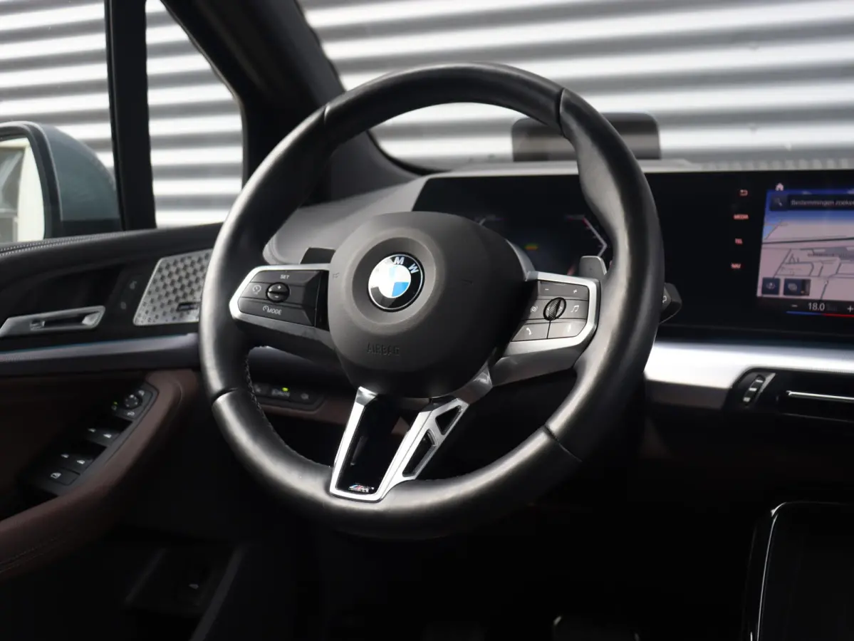 220i | M Sportpakket | Panodak | Trekhaak | Head-Up | Harman Kardon | Comfort Access | Parking Assistant Plus | 18'' LMV