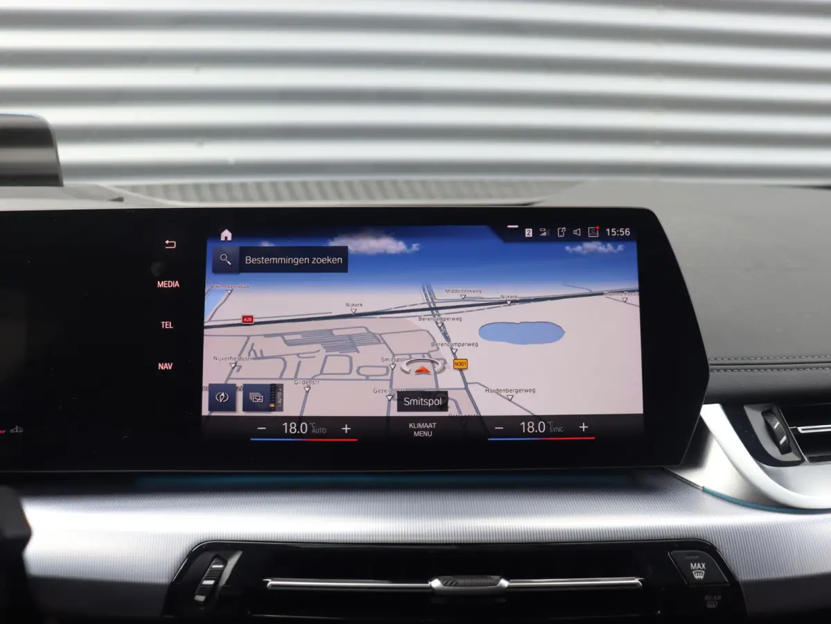 220i | M Sportpakket | Panodak | Trekhaak | Head-Up | Harman Kardon | Comfort Access | Parking Assistant Plus | 18'' LMV