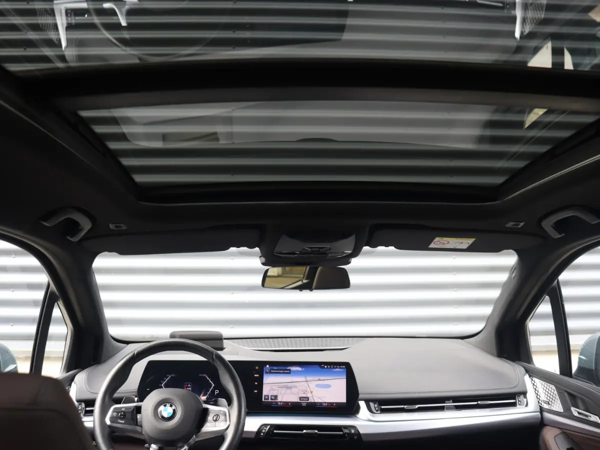 220i | M Sportpakket | Panodak | Trekhaak | Head-Up | Harman Kardon | Comfort Access | Parking Assistant Plus | 18'' LMV
