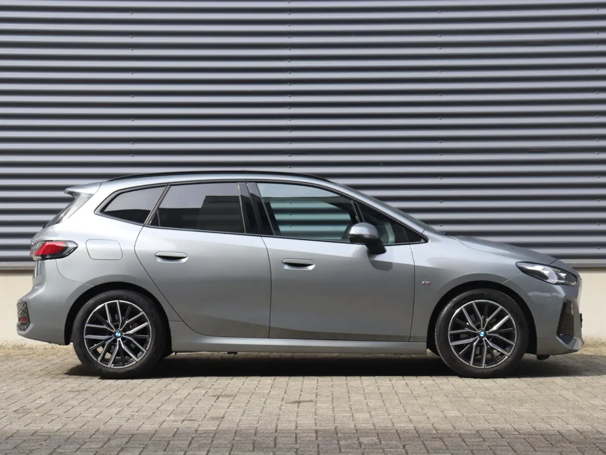 220i | M Sportpakket | Panodak | Trekhaak | Head-Up | Harman Kardon | Comfort Access | Parking Assistant Plus | 18'' LMV
