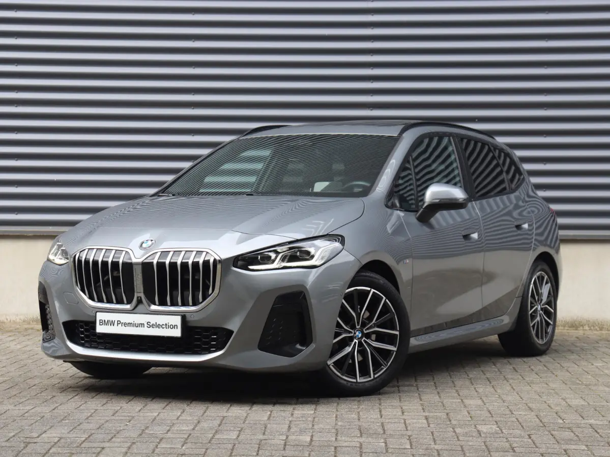 220i | M Sportpakket | Panodak | Trekhaak | Head-Up | Harman Kardon | Comfort Access | Parking Assistant Plus | 18'' LMV