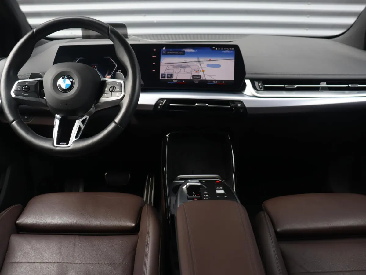 220i | M Sportpakket | Panodak | Trekhaak | Head-Up | Harman Kardon | Comfort Access | Parking Assistant Plus | 18'' LMV