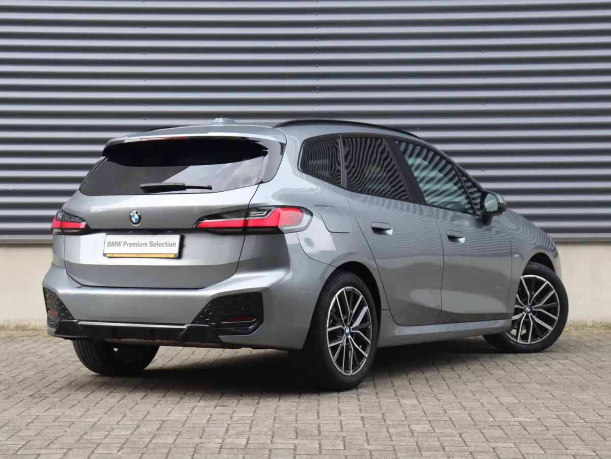 220i | M Sportpakket | Panodak | Trekhaak | Head-Up | Harman Kardon | Comfort Access | Parking Assistant Plus | 18'' LMV