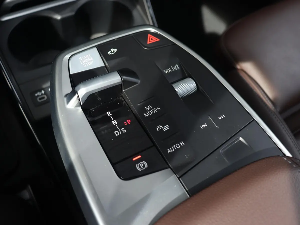 220i | M Sportpakket | Panodak | Trekhaak | Head-Up | Harman Kardon | Comfort Access | Parking Assistant Plus | 18'' LMV