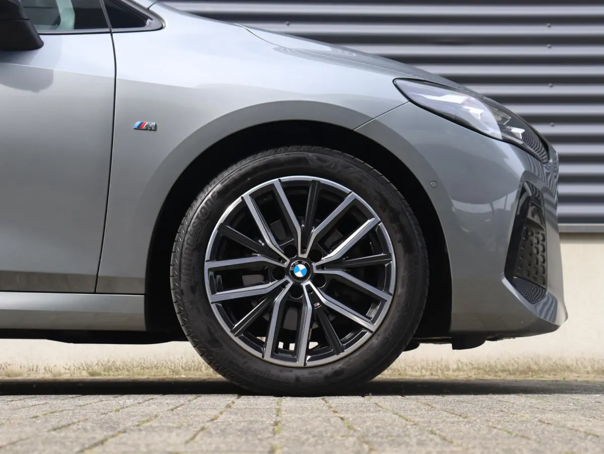 220i | M Sportpakket | Panodak | Trekhaak | Head-Up | Harman Kardon | Comfort Access | Parking Assistant Plus | 18'' LMV
