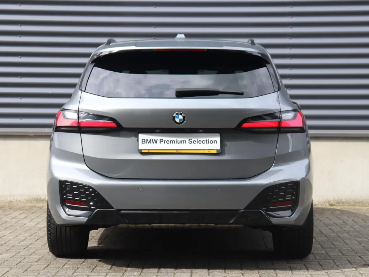 220i | M Sportpakket | Panodak | Trekhaak | Head-Up | Harman Kardon | Comfort Access | Parking Assistant Plus | 18'' LMV