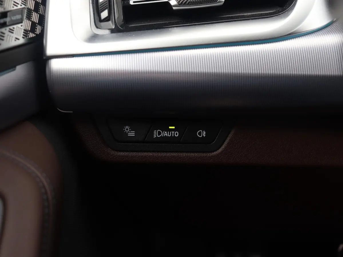 220i | M Sportpakket | Panodak | Trekhaak | Head-Up | Harman Kardon | Comfort Access | Parking Assistant Plus | 18'' LMV