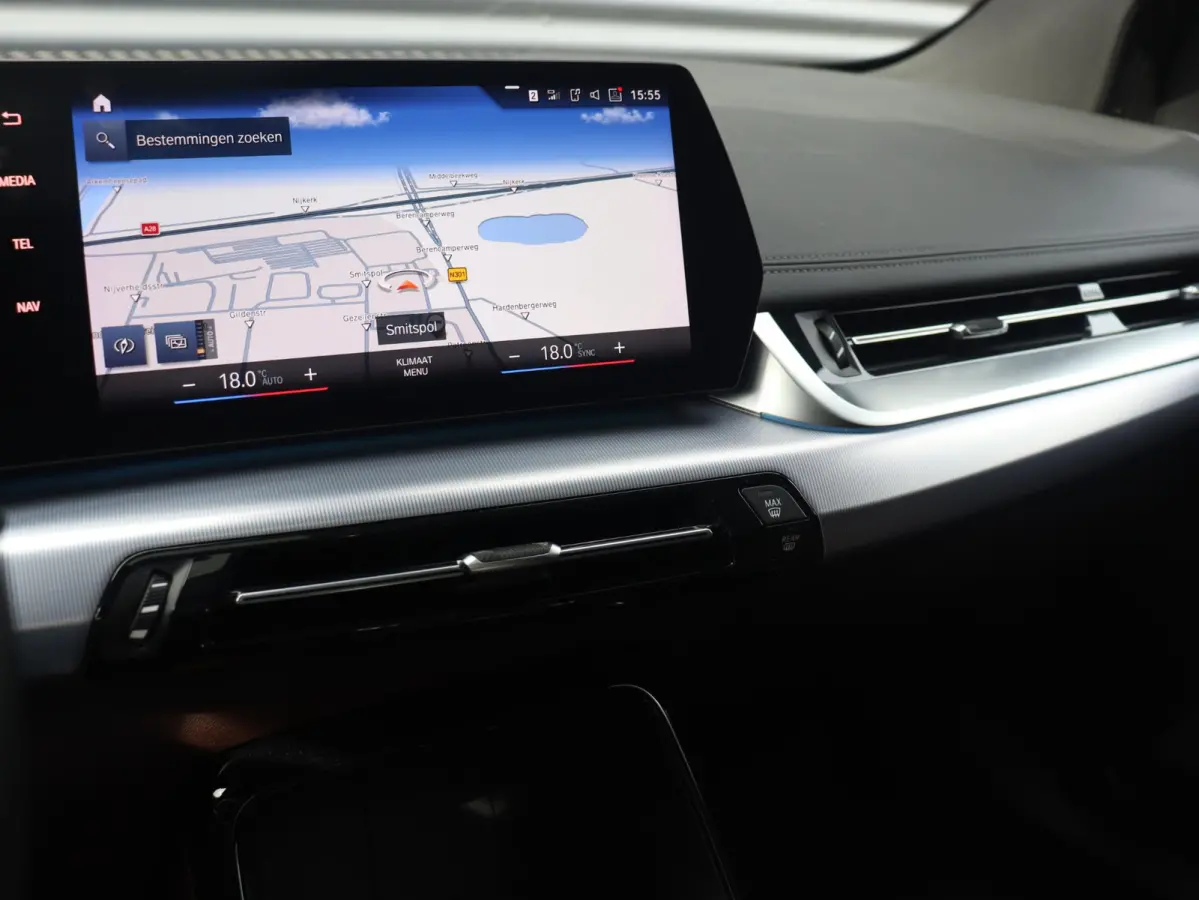 220i | M Sportpakket | Panodak | Trekhaak | Head-Up | Harman Kardon | Comfort Access | Parking Assistant Plus | 18'' LMV