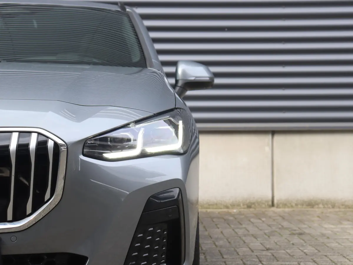 220i | M Sportpakket | Panodak | Trekhaak | Head-Up | Harman Kardon | Comfort Access | Parking Assistant Plus | 18'' LMV