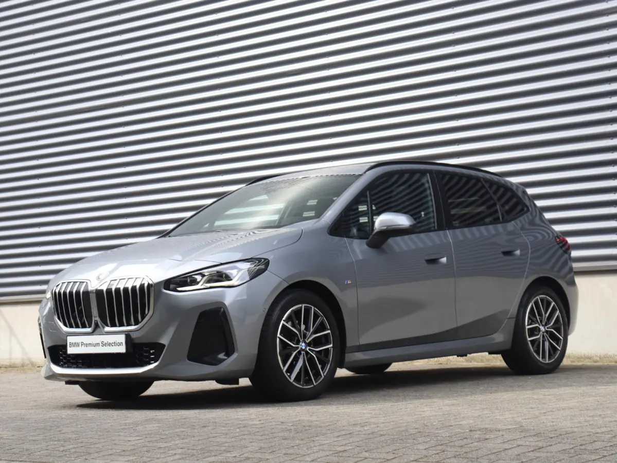 220i | M Sportpakket | Panodak | Trekhaak | Head-Up | Harman Kardon | Comfort Access | Parking Assistant Plus | 18'' LMV