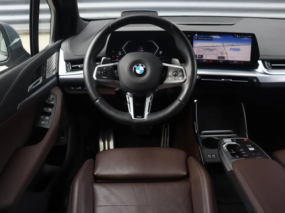 220i | M Sportpakket | Panodak | Trekhaak | Head-Up | Harman Kardon | Comfort Access | Parking Assistant Plus | 18'' LMV