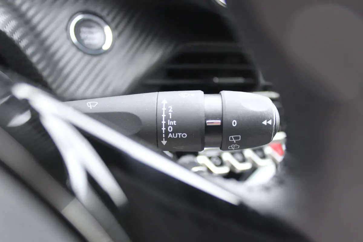 1.2 PURETECH 100PK ALLURE / NAVI / LEDER / CLIMA / PDC / 16" LMV / CAMERA / WINTERPAKKET / CRUISECONTROL / I-COCKPIT / FULL-LED / 1E EIGENAAR / NIEUWSTAAT !!