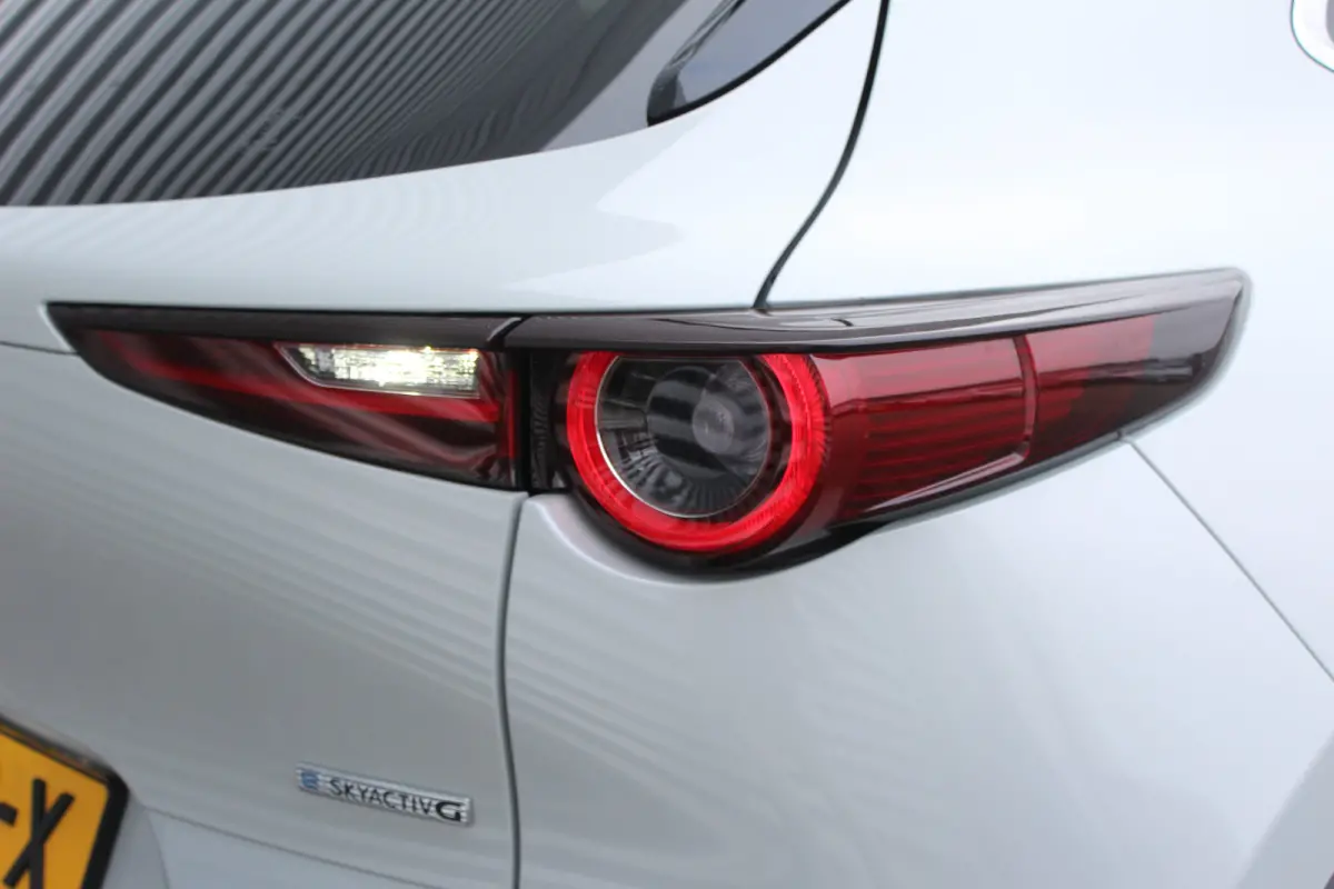 2.5 e-SKYACTIV-G M HYBRID 140PK HOMURA AUTOMAAT / NAVI / CLIMA / FULL-LED / PDC / 18" LMV / KEYLESS / AFN. TREKHAAK / WINTERPAKKET / ADAPT. CRUISECONTROL / 1E EIGENAAR / NIEUWSTAAT !!