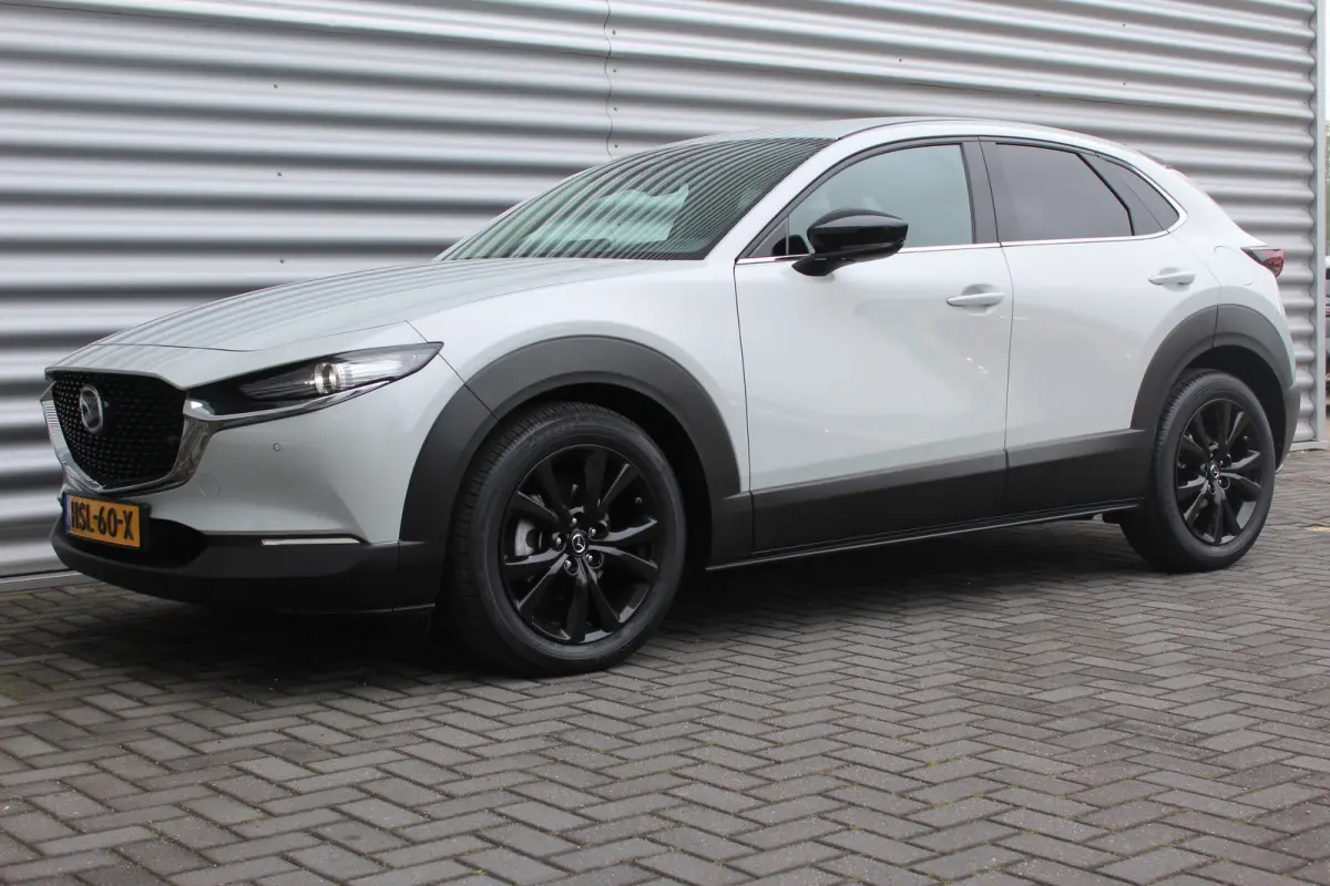 2.5 e-SKYACTIV-G M HYBRID 140PK HOMURA AUTOMAAT / NAVI / CLIMA / FULL-LED / PDC / 18" LMV / KEYLESS / AFN. TREKHAAK / WINTERPAKKET / ADAPT. CRUISECONTROL / 1E EIGENAAR / NIEUWSTAAT !!