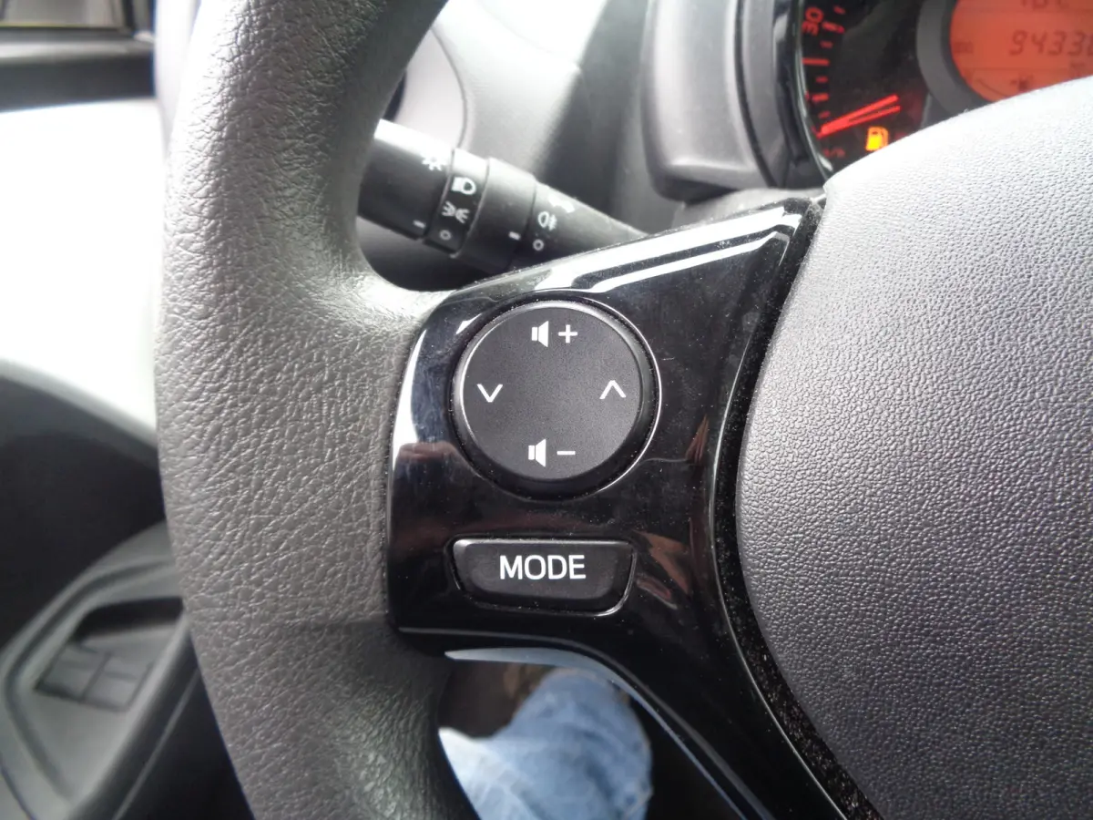 1.0 VVT-i x-fun Airco, Bluetooth