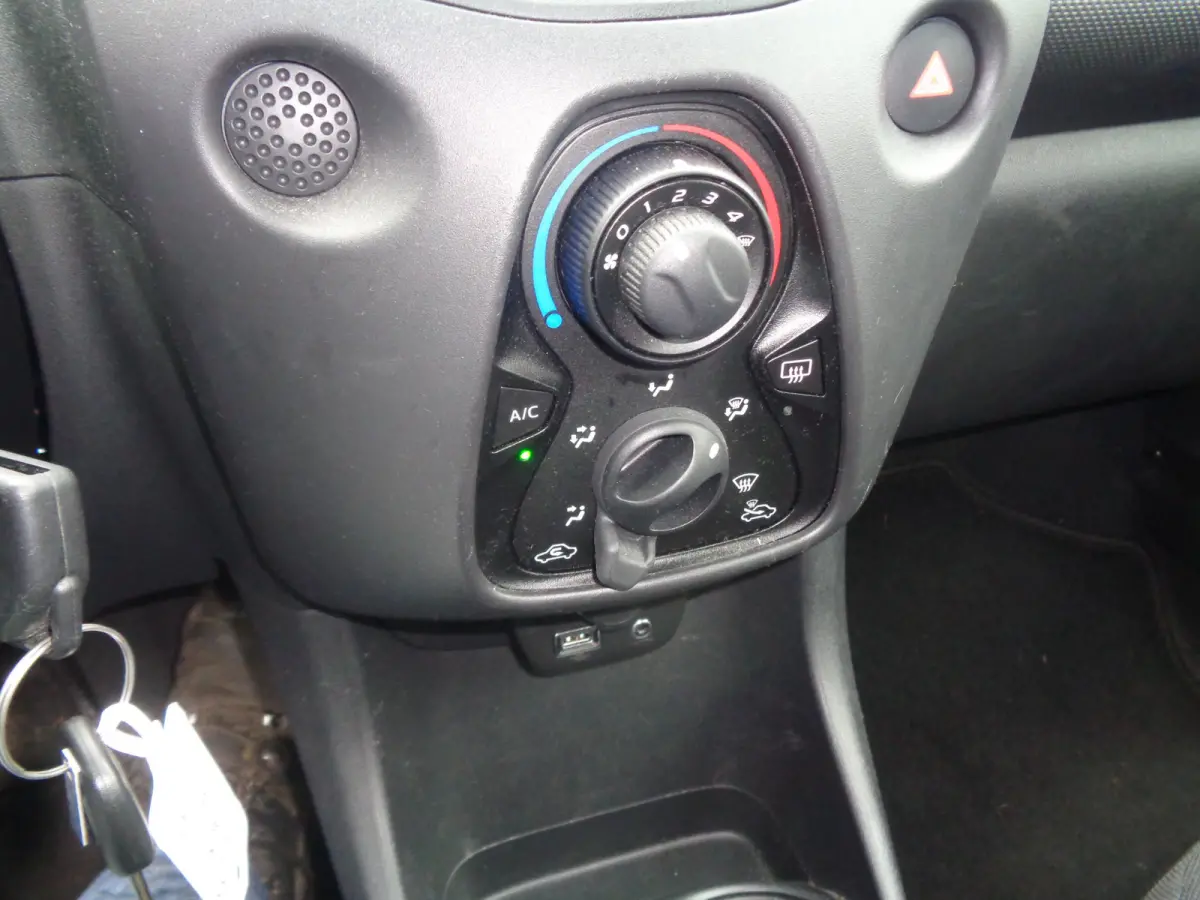 1.0 VVT-i x-fun Airco, Bluetooth
