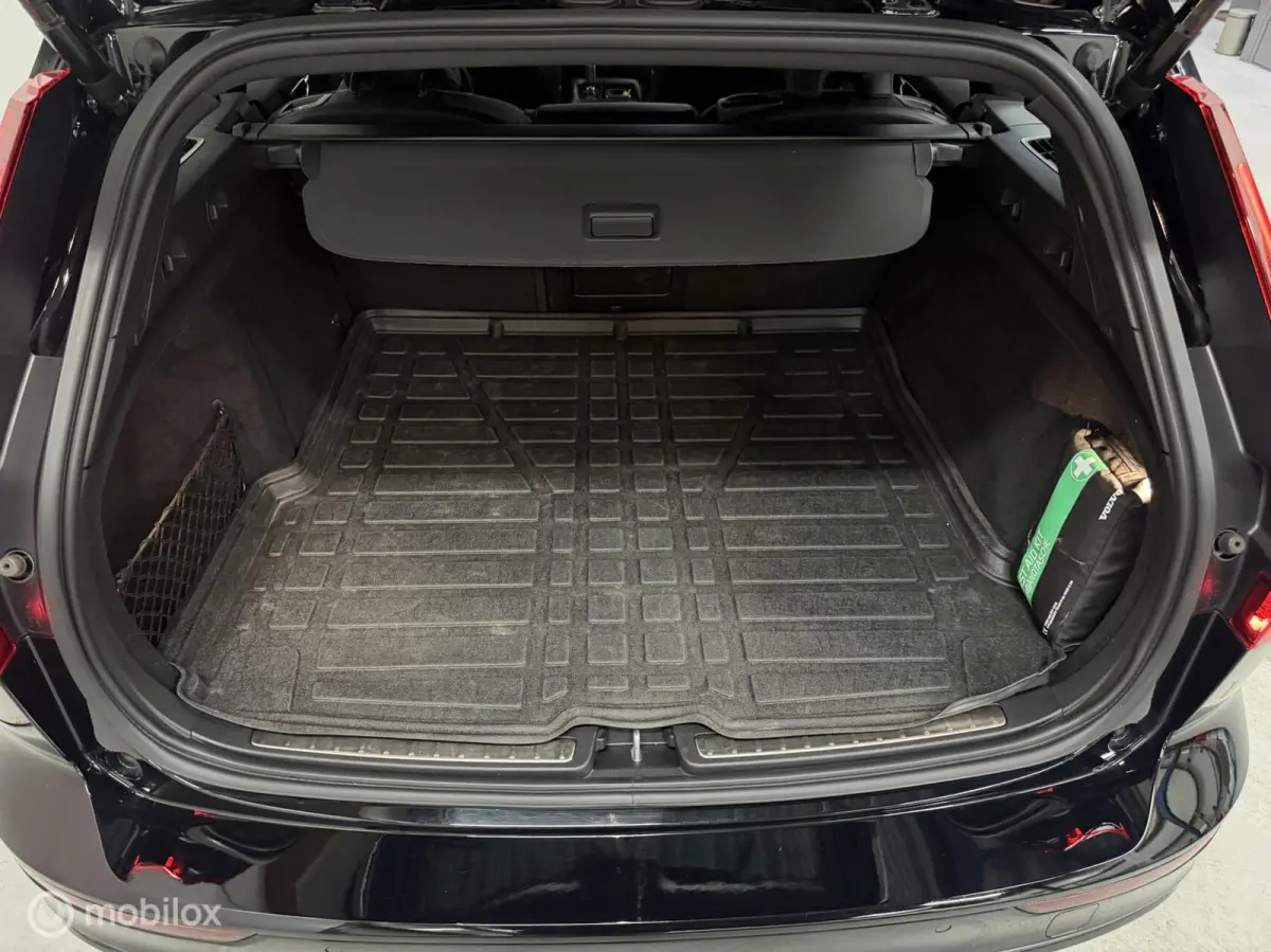 2.0 T6 Twin Engine AWD Momentum SPORTINTERIEUR