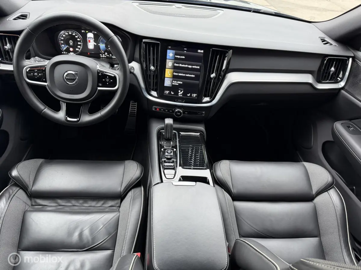 2.0 T6 Twin Engine AWD Momentum SPORTINTERIEUR