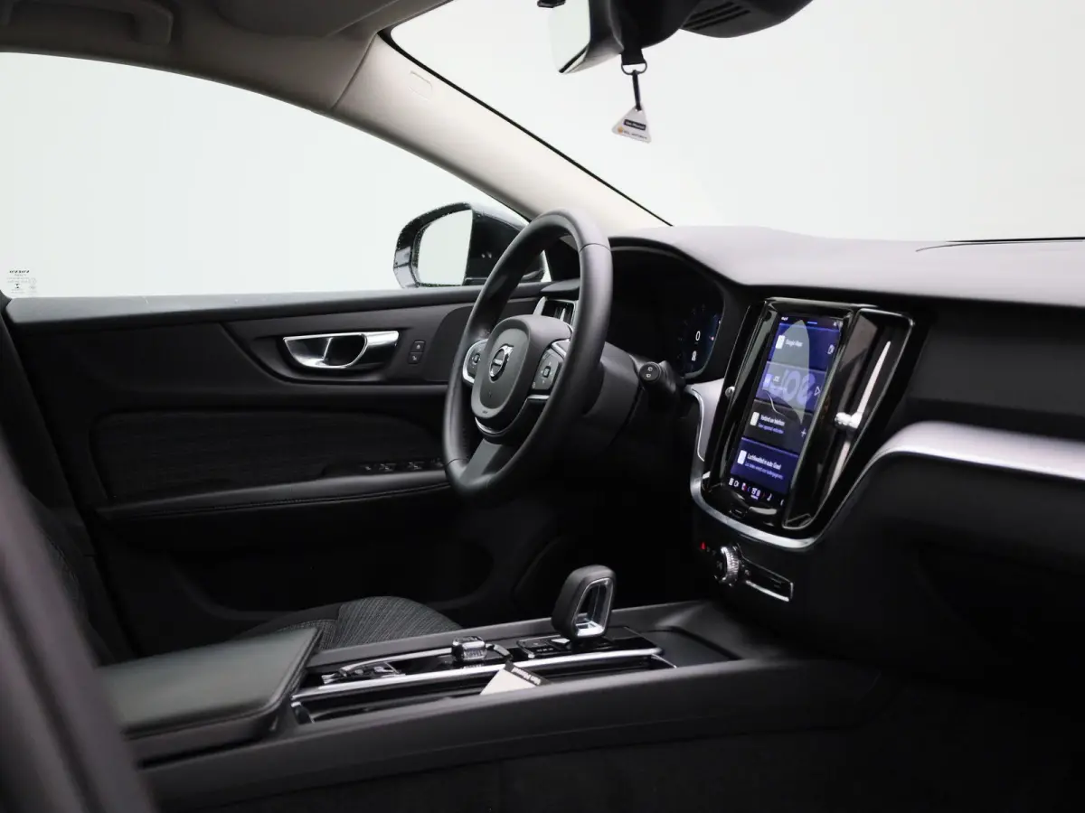 B3 Geartronic Momentum Pro | ACHTERUITRIJCAMERA | ELEKTRISCHE KOFFERKLEP | STOELVERWARMING | STUURVERWARMING | APPLE CARPLAY - ANDROID AUTO | CLIMATE CONTROL |
