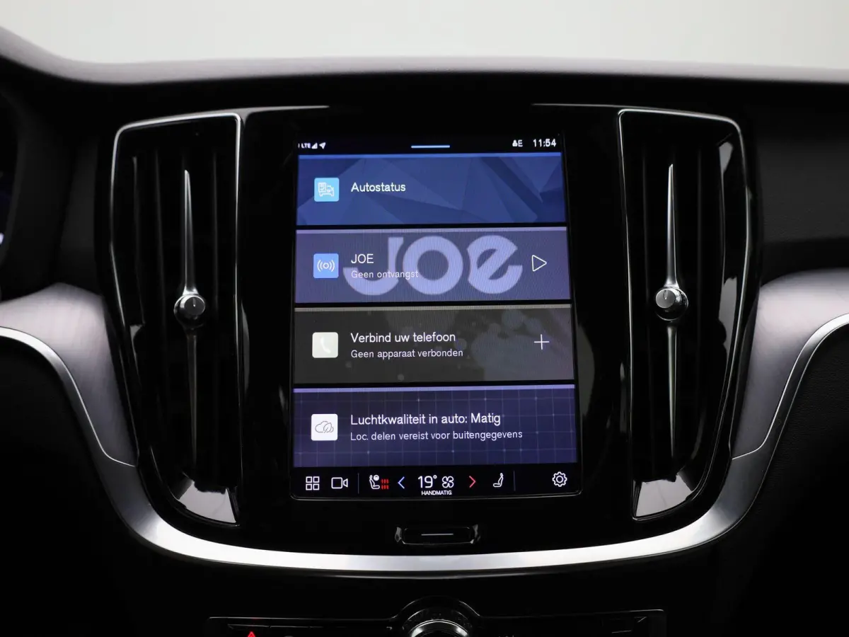 B3 Geartronic Momentum Pro | ACHTERUITRIJCAMERA | ELEKTRISCHE KOFFERKLEP | STOELVERWARMING | STUURVERWARMING | APPLE CARPLAY - ANDROID AUTO | CLIMATE CONTROL |
