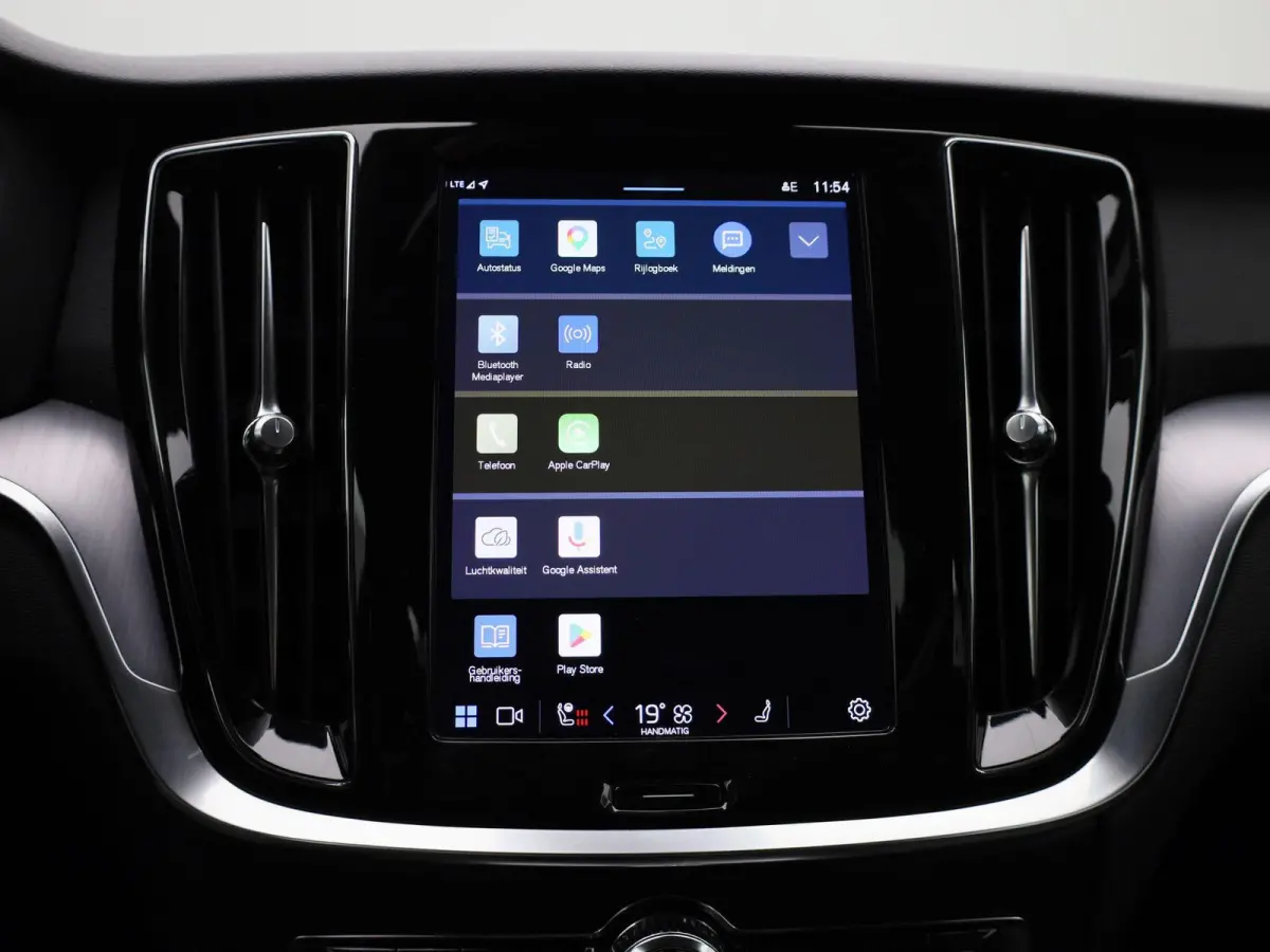 B3 Geartronic Momentum Pro | ACHTERUITRIJCAMERA | ELEKTRISCHE KOFFERKLEP | STOELVERWARMING | STUURVERWARMING | APPLE CARPLAY - ANDROID AUTO | CLIMATE CONTROL |
