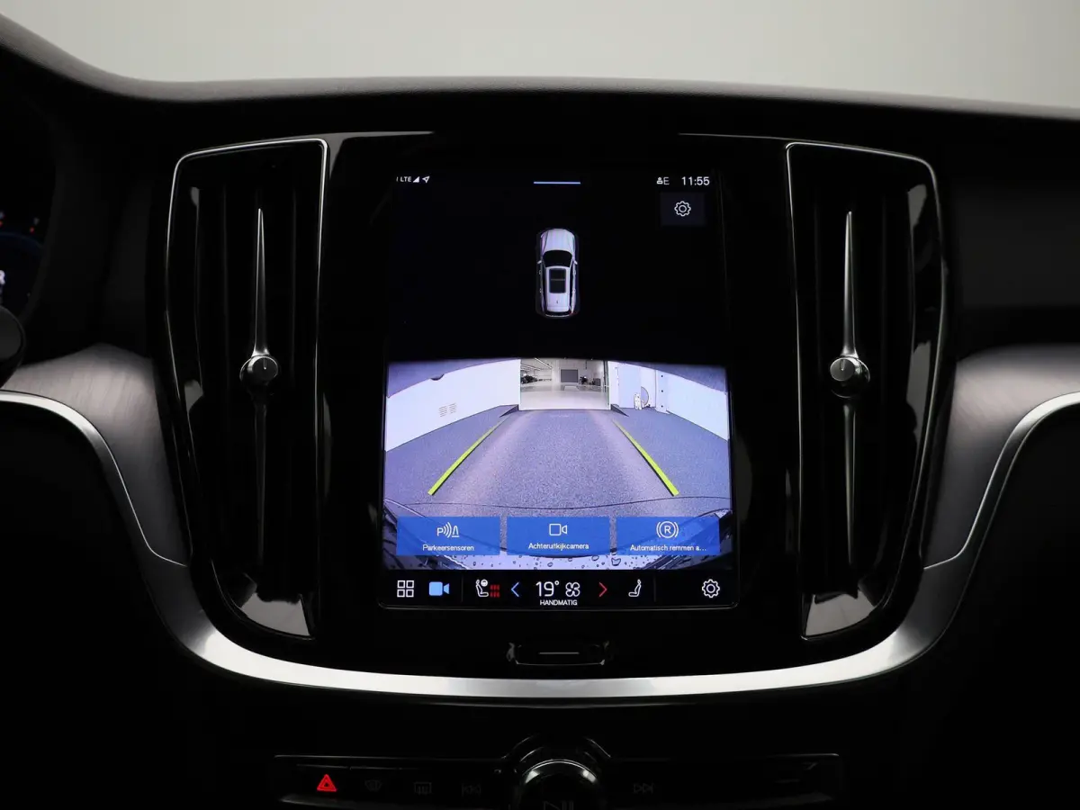 B3 Geartronic Momentum Pro | ACHTERUITRIJCAMERA | ELEKTRISCHE KOFFERKLEP | STOELVERWARMING | STUURVERWARMING | APPLE CARPLAY - ANDROID AUTO | CLIMATE CONTROL |
