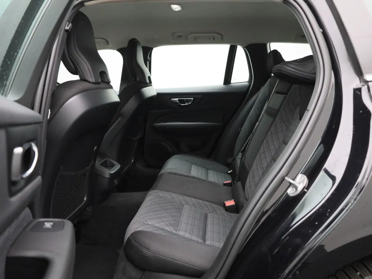 B3 Geartronic Momentum Pro | ACHTERUITRIJCAMERA | ELEKTRISCHE KOFFERKLEP | STOELVERWARMING | STUURVERWARMING | APPLE CARPLAY - ANDROID AUTO | CLIMATE CONTROL |