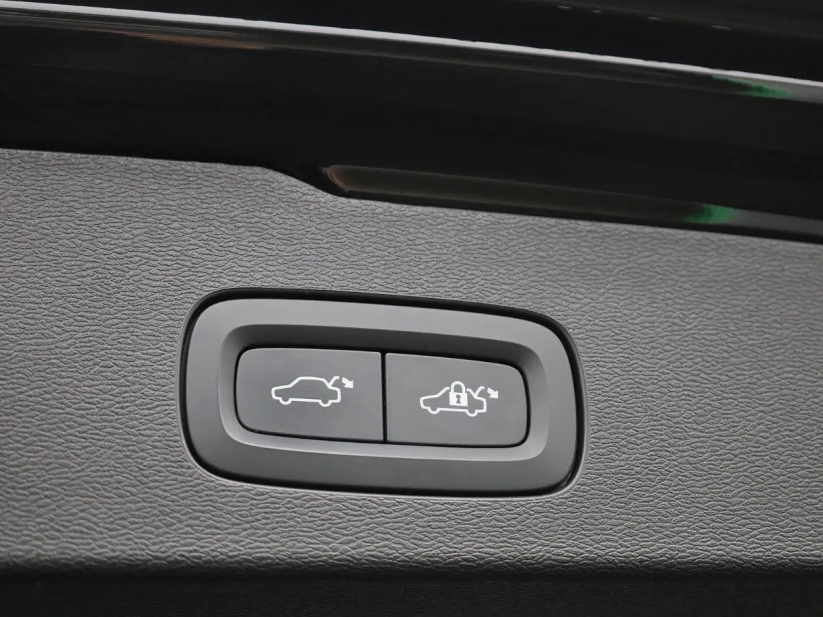 B3 Geartronic Momentum Pro | ACHTERUITRIJCAMERA | ELEKTRISCHE KOFFERKLEP | STOELVERWARMING | STUURVERWARMING | APPLE CARPLAY - ANDROID AUTO | CLIMATE CONTROL |