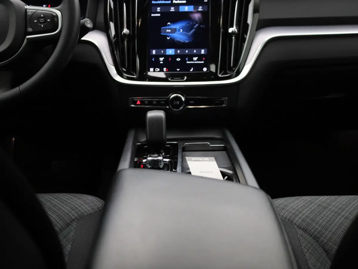B3 Geartronic Momentum Pro | ACHTERUITRIJCAMERA | ELEKTRISCHE KOFFERKLEP | STOELVERWARMING | STUURVERWARMING | APPLE CARPLAY - ANDROID AUTO | CLIMATE CONTROL |